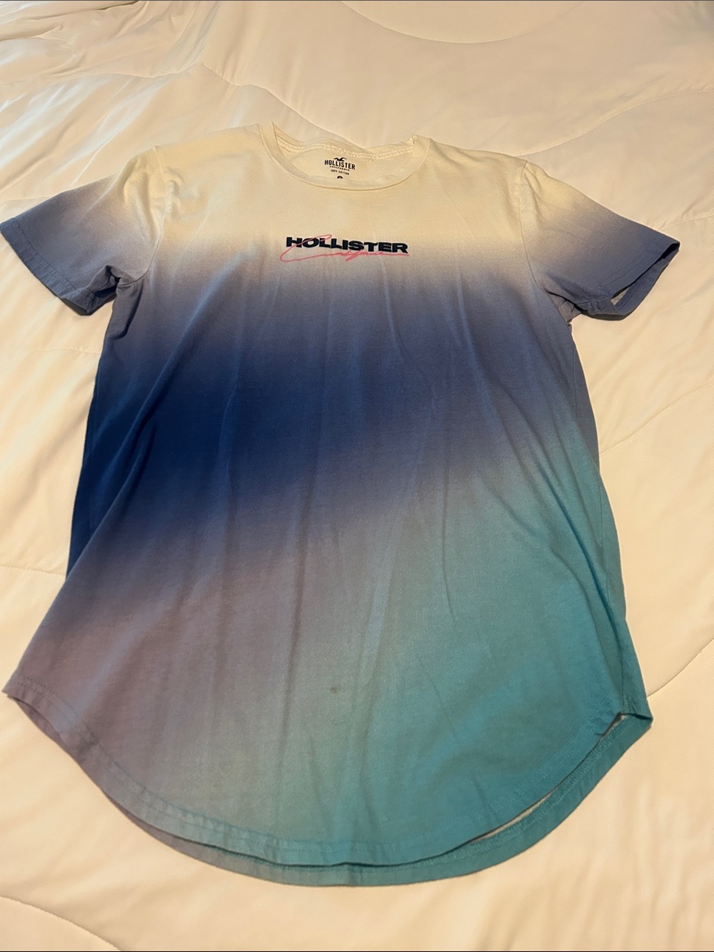 Lot of 3 men’s Hollister T’s. Ombré, Red and one White Crewneck Tees. Size M.